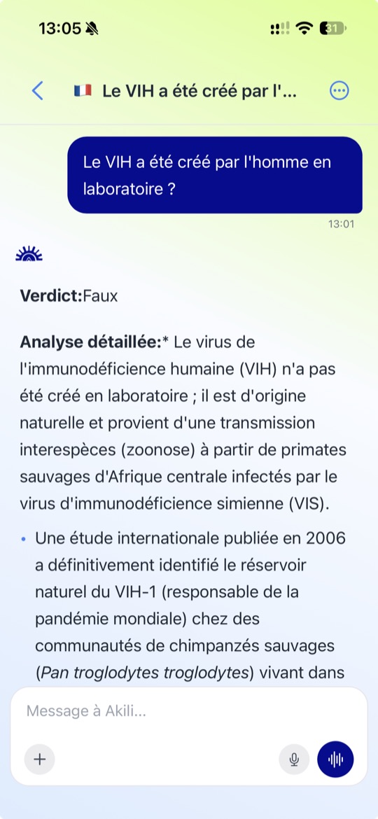 L'application Akili Check en cours de vérification : à la question « Le VIH a été créé par l'homme en laboratoire ? », elle répond « Verdict : Faux », suivi d'une analyse détaillée et de ses sources.