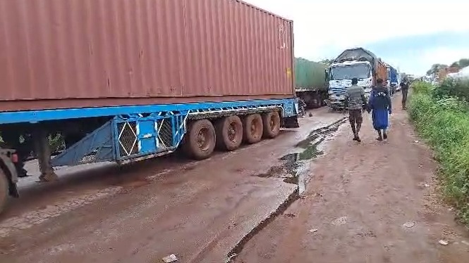 Mali : « J’ai tout perdu » — le témoignage d’un routier sénégalais pris dans le blocus jihadiste sur l’axe Kayes-Bamako