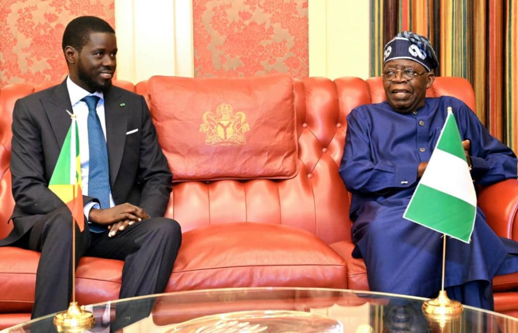 [Les Vérificateurs] Pas de preuve que Bassirou Diomaye Faye a tourné « le dos à la Cédéao » et répondu « sèchement à Bola Tinubu lors de sa visite au Mali »
