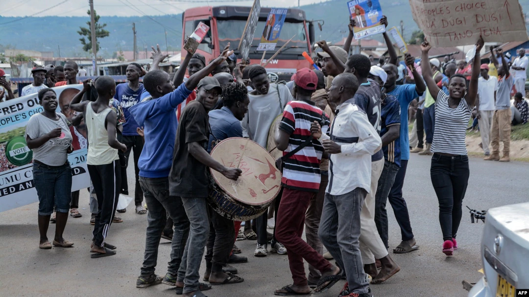 Les jeunes Kényans regardent de loin le “sale jeu” électoral