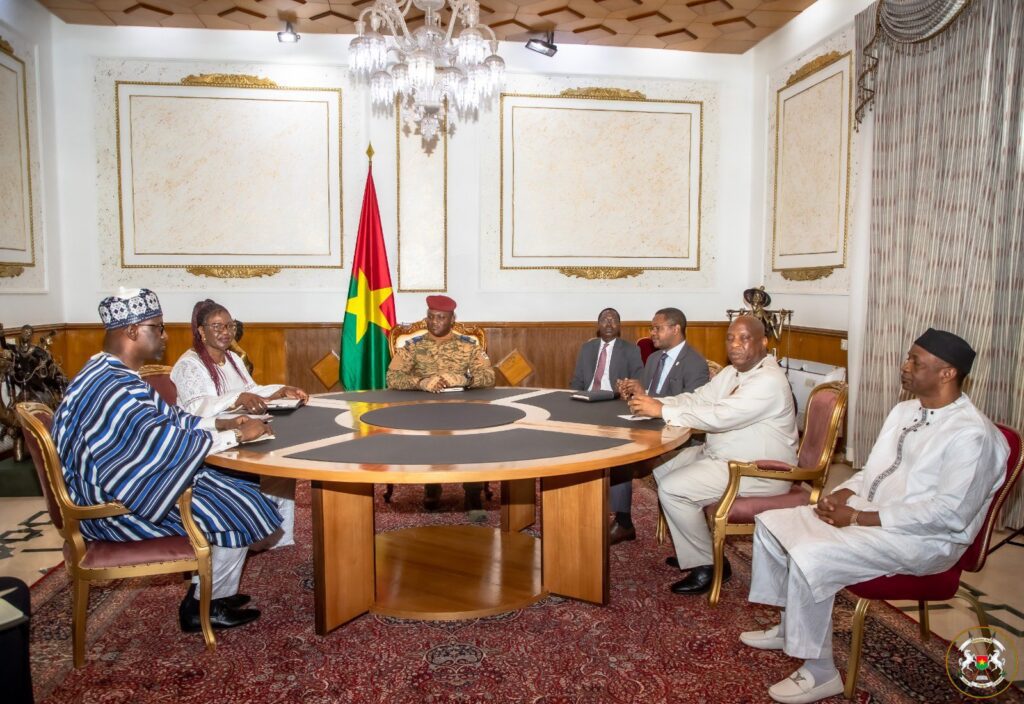 L’axe Bamako-Conakry-Ouagadougou : un front uni face à la CEDEAO 

Réunis à Ouagadougou, dans la capitale du Burkina Faso, les 8 & 9 février 2023, les ministres des affaires étrangères du Mali, Abdoulaye DIOP, de la Guinée, Dr. Morissanda KOUYATE et du Faso, Mme Olivia Ragnaghnewendé ROUAMBA, ont publié  un communiqué final dont la teneur semble dessiner les contours d’un nouveau front face à la CEDEAO (Communauté économique des Etats de l’Afrique de l’Ouest.)
Pourquoi le choix du Burkina Faso pour abriter ce mini-sommet ? Quels sont les atouts du Mali et de la Guinée dans cette concertation tripartite? Et enfin doit-on s’attendre à des transitions parties pour durer ? 
