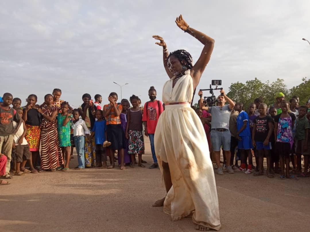 “Quand je danse : je me sens libre et puissante, j’ai le pouvoir de changer les choses”, portrait de la danseuse contemporaine Bibata Ibrahim Maïga