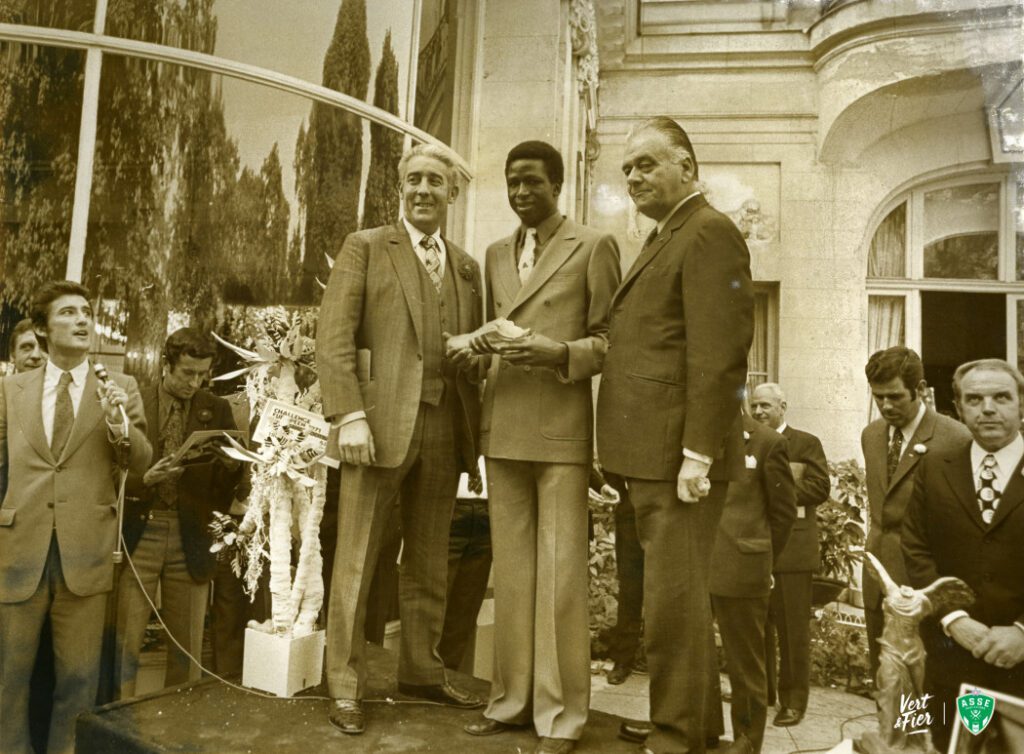 Salif Keita recevant le Soulier dargent europeen en 1971