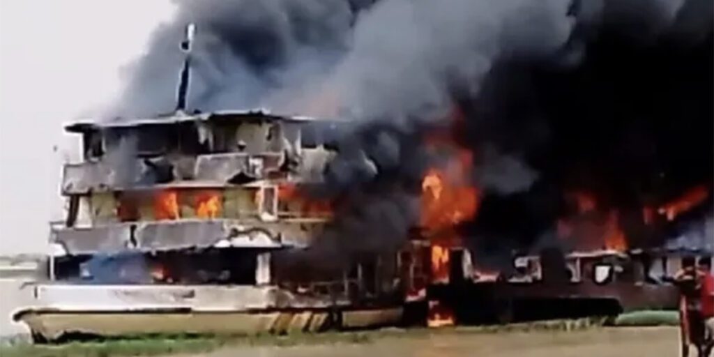 Le « Tombouctou » en flammes sur le fleuve Niger, le 7 septembre 2023.