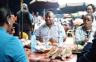 [Fact-check] Gabon : Ali Bongo a-t-il vraiment mangé dans une gargote après sa chute ?